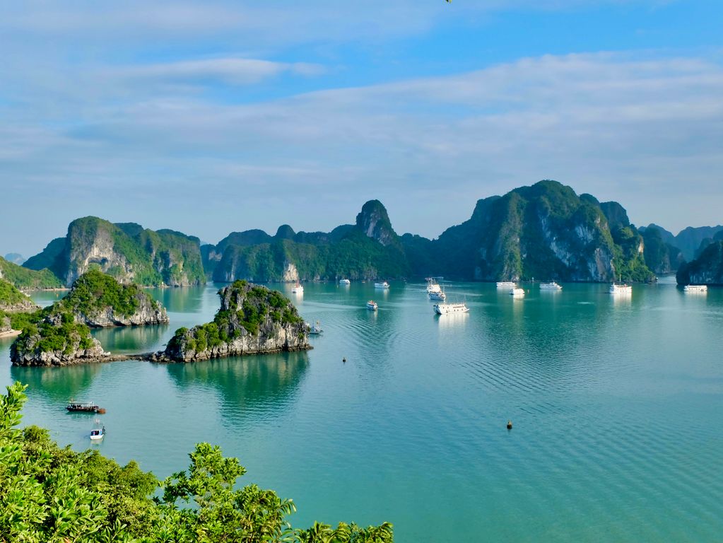 Rotsformaties en bootjes Halong Bay